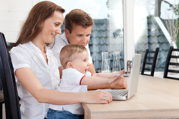 junge Familie beim Online-Shopping mit Baby