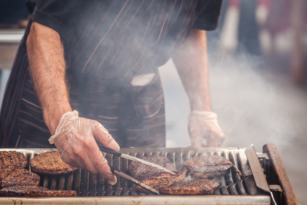 Profi-Koch grillt mit Gasgrill