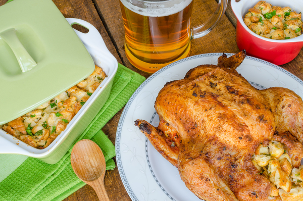 gegrilltes Hühnchen und Bier auf einem Tisch