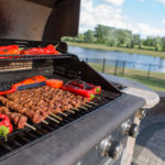 Grillspiesse und Paprika auf Gasgrill