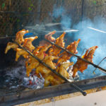 Viele Hähnchen auf zwei Drehspießen