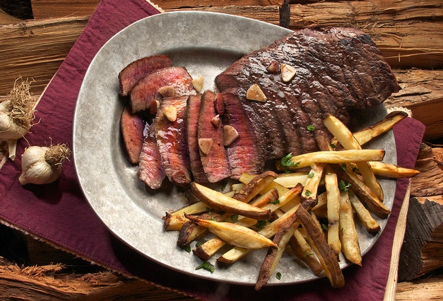 Steak und Pommes auf Teller