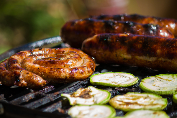 Zucchini, Wurst und Fleisch auf Gasgrill
